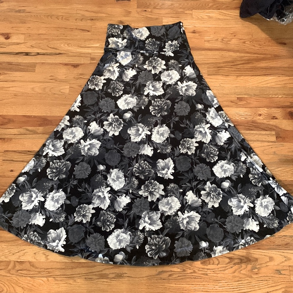 LulaRoe Maxi Floral Skirt black and white— so pretty